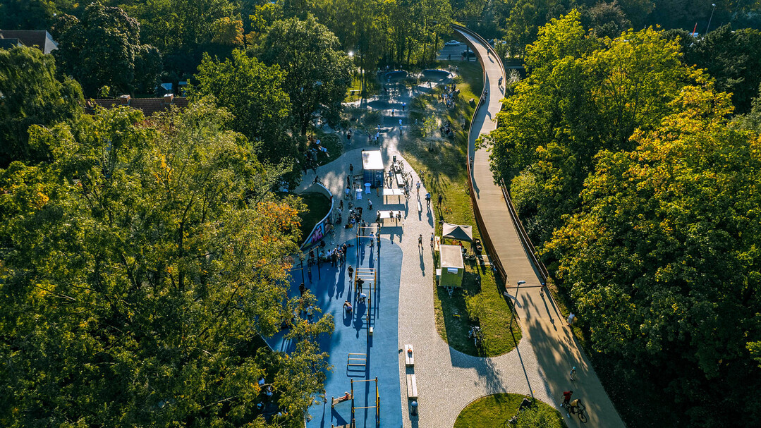 Im Wettbewerb konnten die Planer mit der städtebaulichen Einbindung des bislang abgelegenen Sportplatzes punkten.