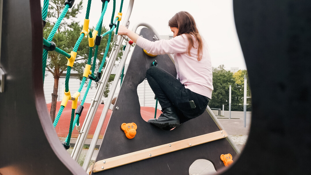 Bewegliches Spielplatzgeräte lockten im Außenbereich