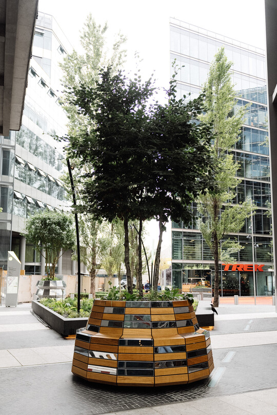 Die verspiegelte Edelstahl�Pflanzgef��e k�nnen ebenso flexibel mittels Rollen verschoben werden wie die gro�dimensionierten Holzsitzb�nke.