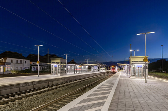 CARPO DB wurde fr die hohen Anforderungen der Bahn und des ffentlichen Verkehrs konzipiert und sorgt bereits im Bahnhof Neubeckum fr die gleichmige Ausleuchtung der Bahnsteige.