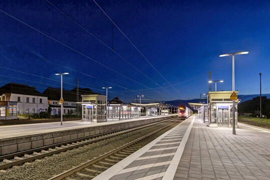 CARPO DB wurde f�r die hohen Anforderungen der Bahn und des �ffentlichen Verkehrs konzipiert und sorgt bereits im Bahnhof Neubeckum f�r die gleichm��ige Ausleuchtung der Bahnsteige.