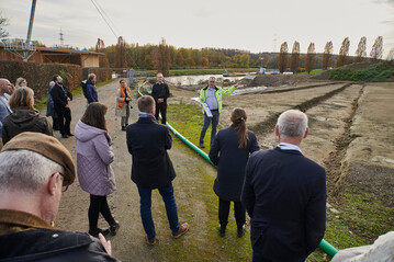 Baustelle im Zukunftsgartens Gelsenkirchen: Christoph Prinz fhrt ber das Gelnde.