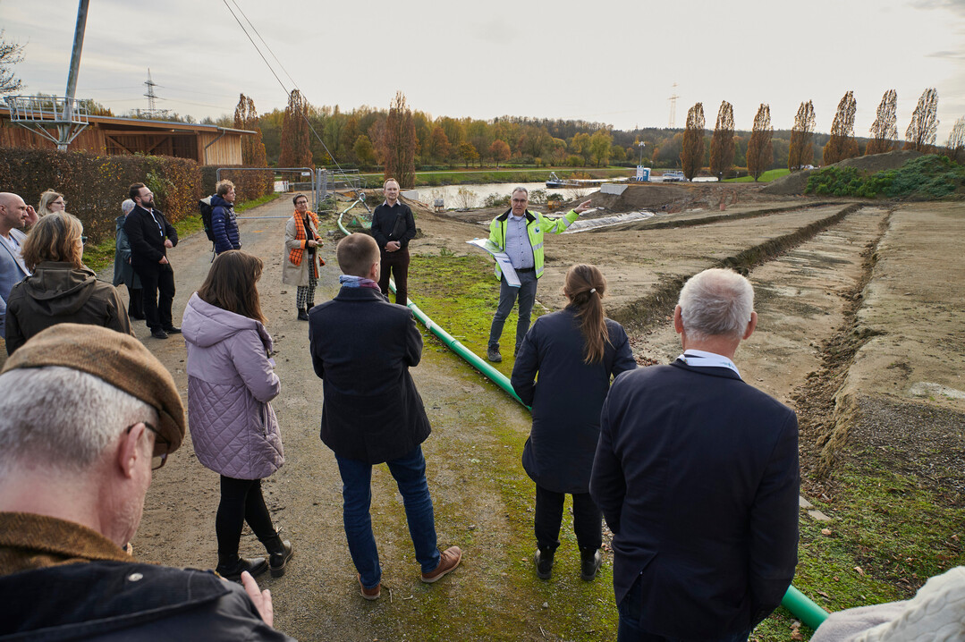Baustelle im Zukunftsgartens Gelsenkirchen: Christoph Prinz f�hrt �ber das Gel�nde.