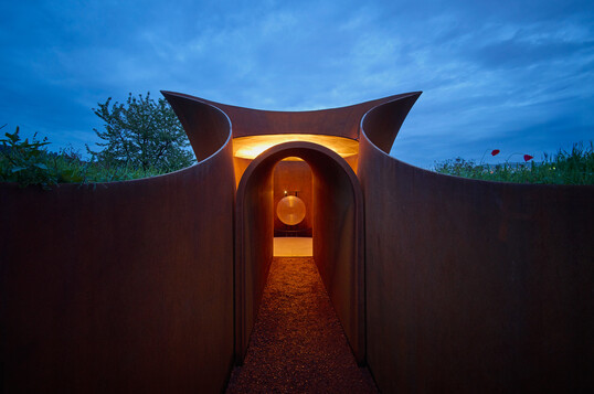 Die 2.200 K-Beleuchtung harmoniert mit der Wärme des Cortenstahls und entwickelt einen sanften bernsteinfarbenen Schimmer, der das an die Dunkelheit gewöhnte Auge entspannt.