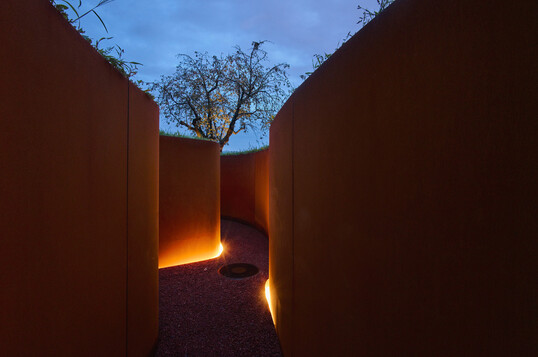 Verdeckte Lichtlinien leiten die Besucher