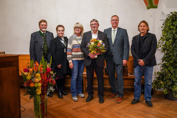 Die Ehrung, v.l.n.r: Wolfram Vaitl (DGG), Baudezernentin Jeanne-Marie Ehbauer, Stadtrtin Evelyne Menges, Preistrger Leander Wilhelm, Hajo Hinrichs (BdB), Florian Hochstdter (Leiter Gartenbau)