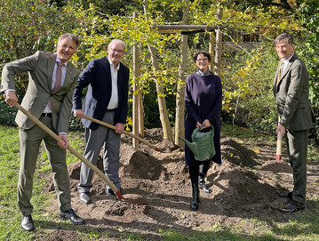 Pflanzten einen Ginkgo anlsslich des Preises (v. l.): Preistrger Rdiger Dittmar, Karsten Mring, Bettina de la Chevallerie (beide DGG) und Leipzigs OB Heiko Rosenthal