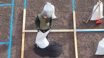 Mit Hessens erstem KlimaDach soll gezeigt werden, wie durch die Verwendung von initialisierter Pflanzenkohle der Wuchs der Dachbegrnung verbessert wird.