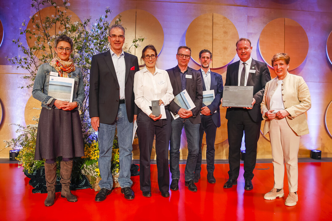 Preistrger 2022 sind relais Landschaftsarchitekten, Laudatorin ist Ministerin Nicole Razavi (rechts).