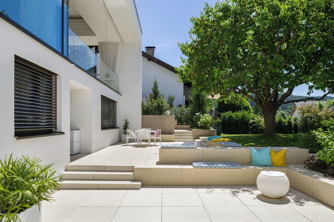 Ganzheitlich gestaltet: Die Produktfamilie GDM.NUEVA verbindet Pflastersteine, Terrassenplatten und Treppenstufen zu einem durchg�ngigen Gestaltungskonzept rund um Haus und Garten.