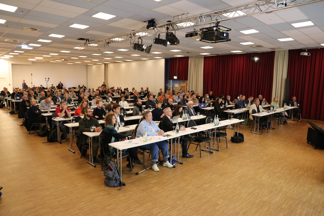 Der BuGG-Fachkongress „Solar-Gründach“ als Hybridveranstaltung war auch vor Ort gut besucht und ein voller Erfolg.