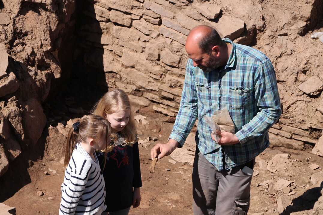 Multimediale und analoge Angebote gibt es im Archologiepark: Ralf Mahytka grbt bei gutem Wetter immer montags und mit angemeldeten Gruppen im Keller des Corveyer Metzgers.