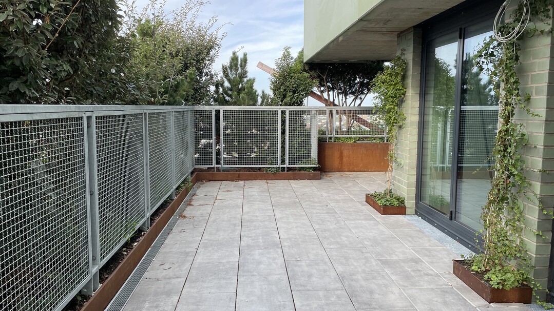 Die Fassadenentwsserung bei den barrierefreien Ausgngen zu den  begrnten Dachterrassen wird durch die ACO Profiline als fixe Bauhhe sichergestellt.