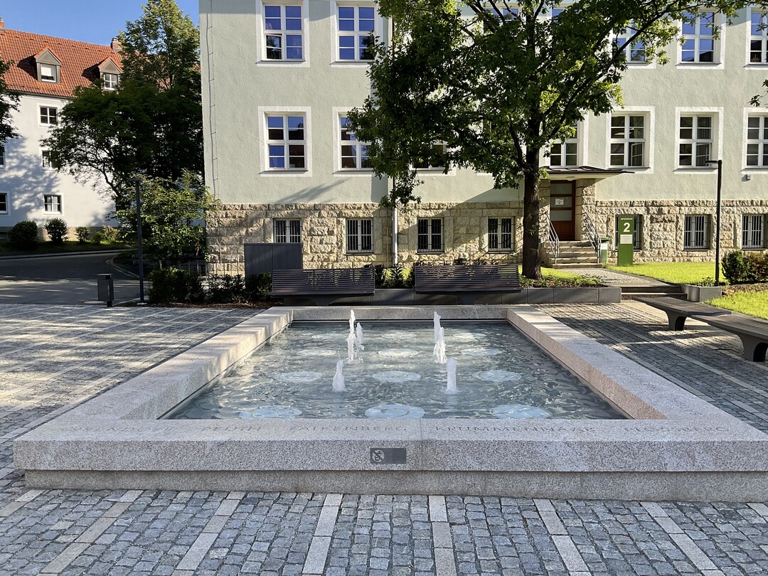 Umgestaltung Innenhof Landratsamt Tirschenreuth | Alte Steine - neuer Innenhof; Planung Stadt Land Fanck