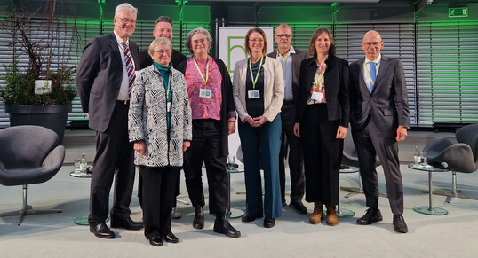 v.l.n.r.: Philipp Sattler (Stiftung Die grne Stadt), Bettina Oppermann (DGGL), Stephan Lenzen (bdla), Antje Stokman (HCU), Susanne Linnebach (Emschergenossenschaft), Fabian Dosch und Stephanie Haury (beide BBSR), Markus Guhl (BdB)