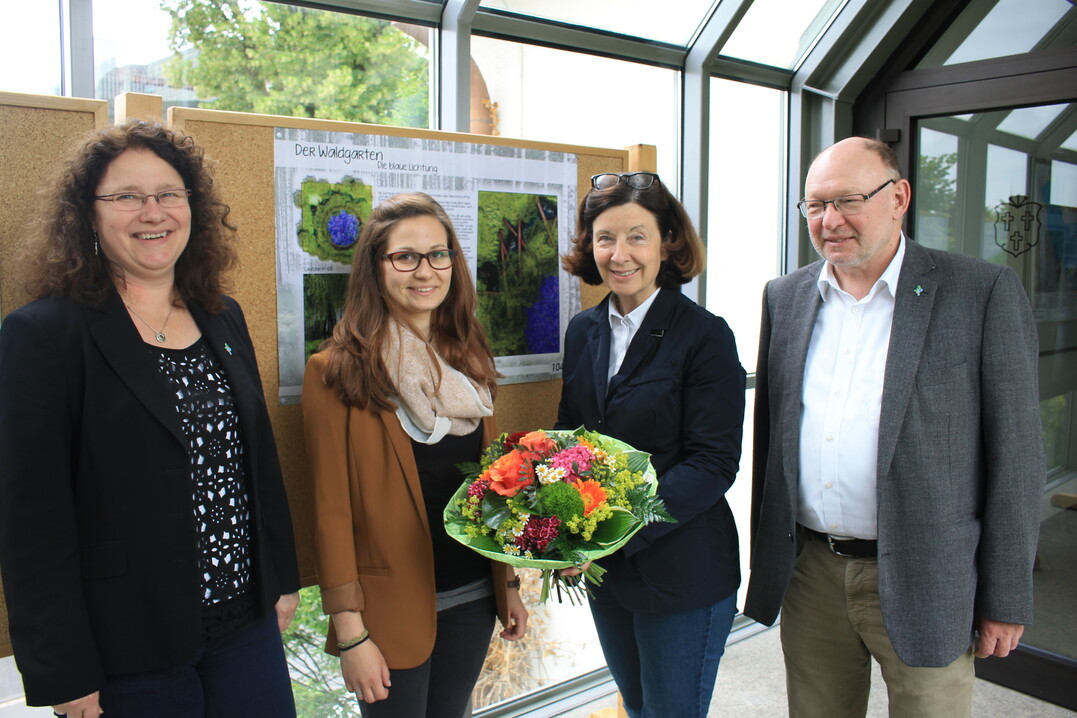 Freude bei der Preisverleihung (v. l.): LGS-Geschäftsführerin Erika Josephs, Gewinnerin des Nachwuchswettbewerbs Katrin Heilen, Landschaftsarchitektin Bund Deutscher Landschaftsarchitekten (BDLA) Ina Bimberg und LGS-Geschäftsführer Heinrich Sperling.