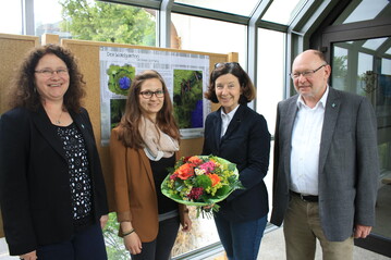 Freude bei der Preisverleihung (v. l.): LGS-Geschftsfhrerin Erika Josephs, Gewinnerin des Nachwuchswettbewerbs Katrin Heilen, Landschaftsarchitektin Bund Deutscher Landschaftsarchitekten (BDLA) Ina Bimberg und LGS-Geschftsfhrer Heinrich Sperling.