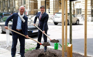 Pflanzten den ersten von 125 Bumen an Leipzigs Straen: Heiko Rosenthal (rechts), Brgermeister und Beigeordneter fr Umwelt, Ordnung, Sport und Dr. Lutz Spandau, Vorstand der Allianz Umweltstiftung 