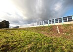 Lärmschutzwand mit integrierter Photovoltaik-Kombination an der A3 bei Aschaffenburg.