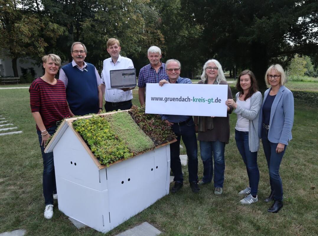 Mit dem neuen Gründachkataster, lokalen Förderprogrammen und Beratungsangeboten wollen der Kreis Gütersloh und einige Kommunen das Interesse an eine Gebäudebegrünung steigern (v. l.): Andrea Flötotto (Stadt Gütersloh), Wilhelm Gröver (Kreis Gütersloh), Frederik Hilling (Geoplex, Osnabrück), Norbert Stienhans und Peter Rapp (Stadt Rheda-Wiedenbrück), Gabriele Siepen (Gemeinde Steinhagen), Gabriele Knabe (Stadt Gütersloh) und Ursula Thering (Kreis Gütersloh).
