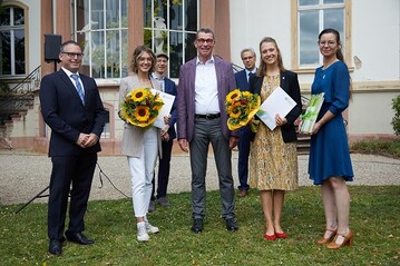 Zur Preisverleihung im Park der Villa Monrepos kamen Preistrgerinnen und Frderer zusammen. vorne v.l.n.r.: Alexander Tilburgs vom Fachverband Garten-, Landschafts- und Sportplatzbau Hessen-Thringen e. V., Anke Otten, Prof. Dr. Eckhard Jedicke, Leiter des Instituts fr Landschaftsplanung und Naturschutz, Johanna Moraweg und Claudia Berger-Syska vom Bund Deutscher Landschaftsarchitekten bdla, Landesverband Hessen e. V.; hinten v.l.n.r.: Prof. Dr. Alexander von Birgelen, Vizeprsident Lehre der Hochschule Geisenheim, und Prsident Prof. Dr. Hans Reiner Schultz 