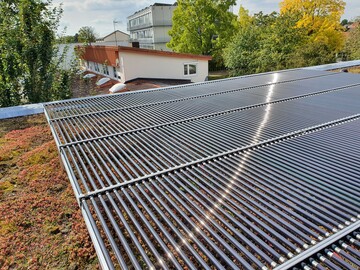 Extensivbegrnung mit PV-Rhren bieten groes Marktpotential. Die leichten Rhren erzeugen eine weit geringere Wind- und Schneelast und erlauben eine Aufstnderung in Leichtbauweise.