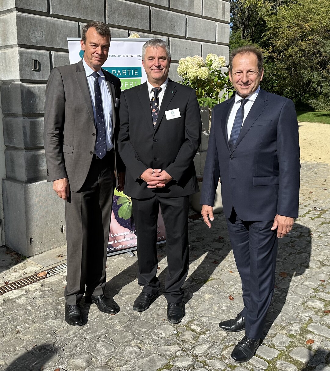 BGL-Pressemitteilung: „Die ELCA ist eine große Erfolgsgeschichte.“ BGL-Präsident Thomas Banzhaf (rechts) gratulierte ELCA-Präsident Henrik Bos (Finnland, Mitte) und ELCA-Vizepräsident Lutze von Wurmb (links) persönlich in Brüssel zum 60-jährigen Bestehen der Europäischen Vereinigung der Unternehmen des GaLaBaus. 