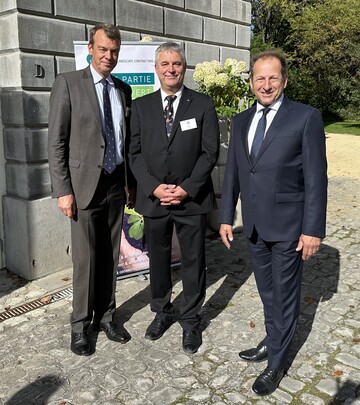 BGL-Pressemitteilung: Die ELCA ist eine groe Erfolgsgeschichte. BGL-Prsident Thomas Banzhaf (rechts) gratulierte ELCA-Prsident Henrik Bos (Finnland, Mitte) und ELCA-Vizeprsident Lutze von Wurmb (links) persnlich in Brssel zum 60-jhrigen Bestehen der Europischen Vereinigung der Unternehmen des GaLaBaus. 