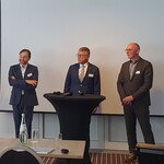 v.l.n.r.: Landschaftsarchitekt Daniel Zimmermann (3:0 Landschaftsarchitektur), Tirschenreuths Bürgermeister Franz Stahl  und Landschaftsarchitekt Felix Holzapfel-Herziger (L+)