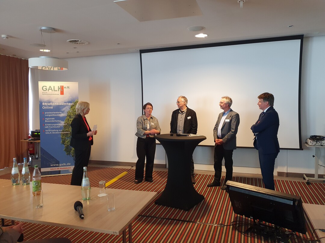 v.l.n.r.: Moderatorin Mechthild Harting von der FAZ im Gesprch mit Dr. Darla Nickel von der Regenwasseragentur, Professor Wolfgang Dickhaut von der HafenCity Universitt Hamburg, FLL-Prsident Professor Ulrich Kias und GALK-Prsident Rdiger Dittmar