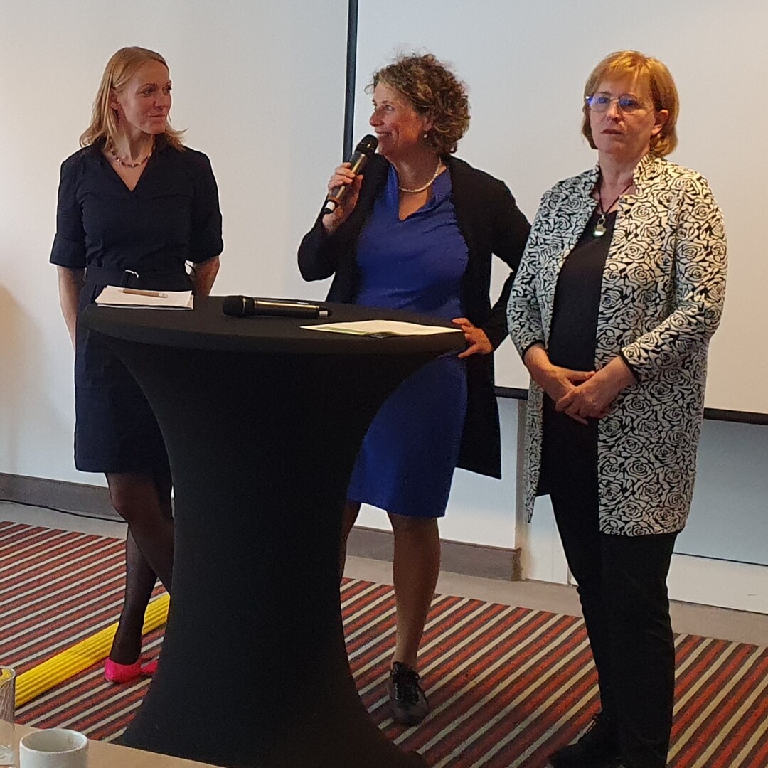 Dr. Christine Wilcken (links) vom Deutschen Stdtetag im Gesprch mit Mannheims Brgermeisterin Professor Diana Pretzell und Dr. Christiane Paulus (rechts) aus dem Bundesministerium fr Umwelt, Naturschutz, nukleare Sicherheit und Verbraucherschutz