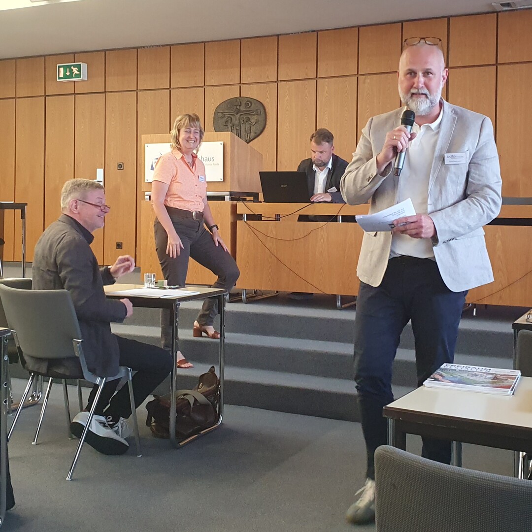 Professor Wigbert Riehl (sitzend) und Ernst Bauermann moderierten die Tagung am 2. Tag. Mittig: Professorin Claudia Kammann