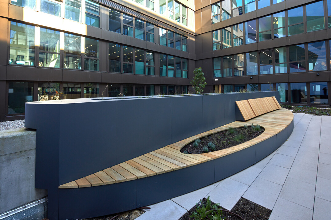 Das Highlight bildet die Stahlverkleidung mit integriertem Pflanzbeet.