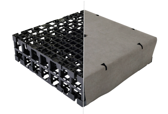 Die Vliesummantelung des HydroSpacers HS 170 nimmt Wasser aus dem Anstau auf und transportiert es durch Kapillarwirkung nach oben.