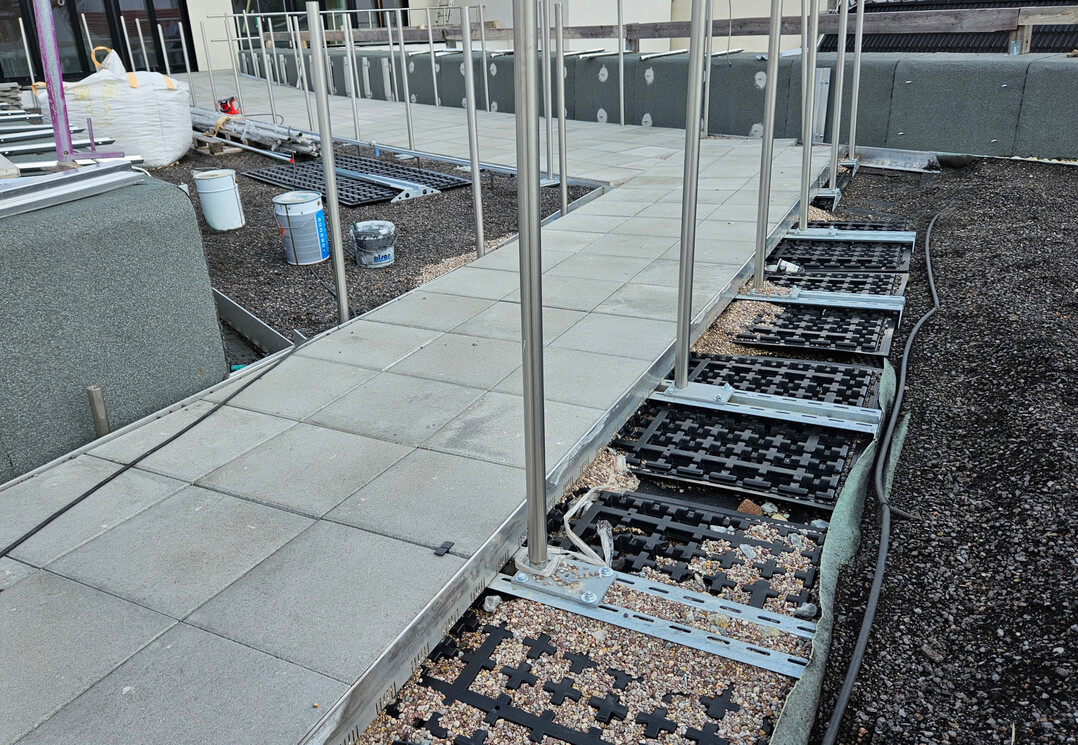 Die Gel�nderbasis GB ist auflastgehalten und sorgt damit f�r eine Befestigung der Gel�nder ohne Dachdurchdringung.