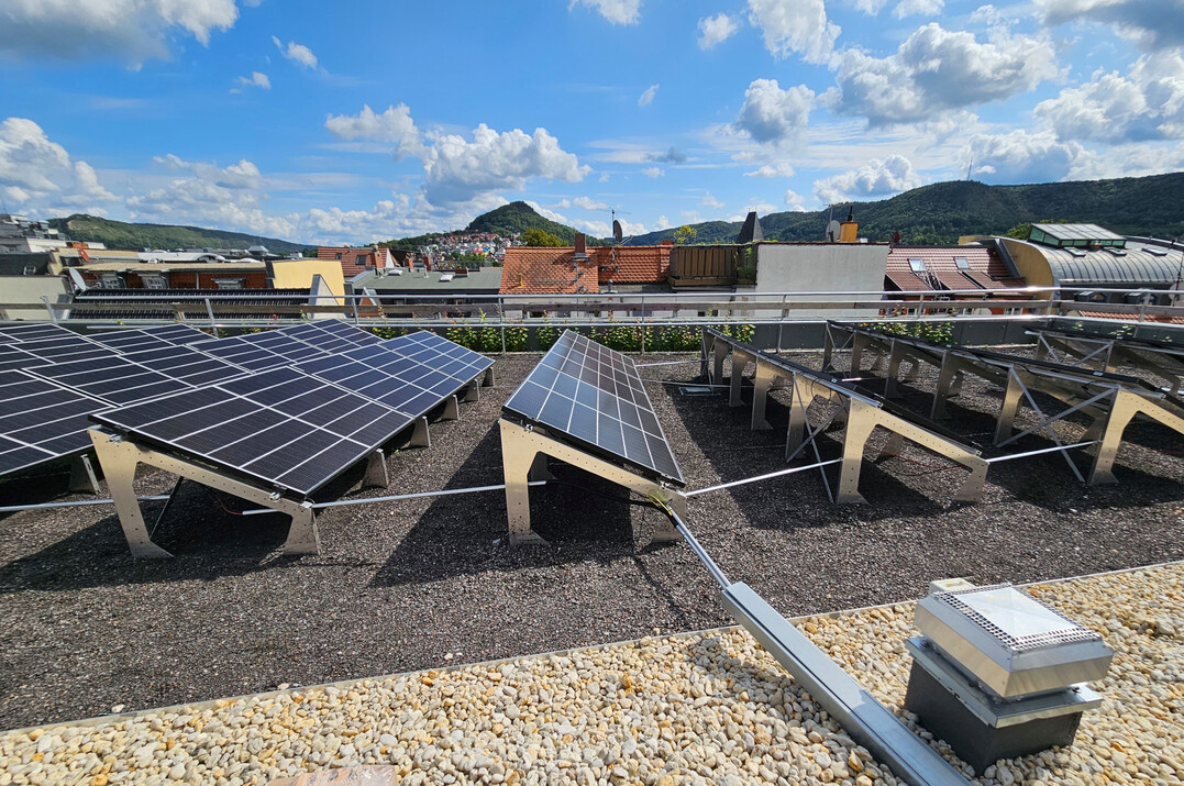 Die Photovoltaikanlage ist dank der Solarbasisplatten SB 200 auflastgehalten in den Begrnungsaufbau integriert.