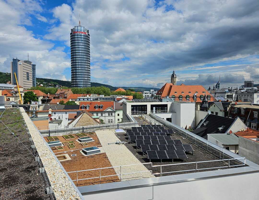 Photovoltaikanlagen befinden sich in mehreren Dachbereichen und erzeugen zusammen rund 30 kWp Strom.