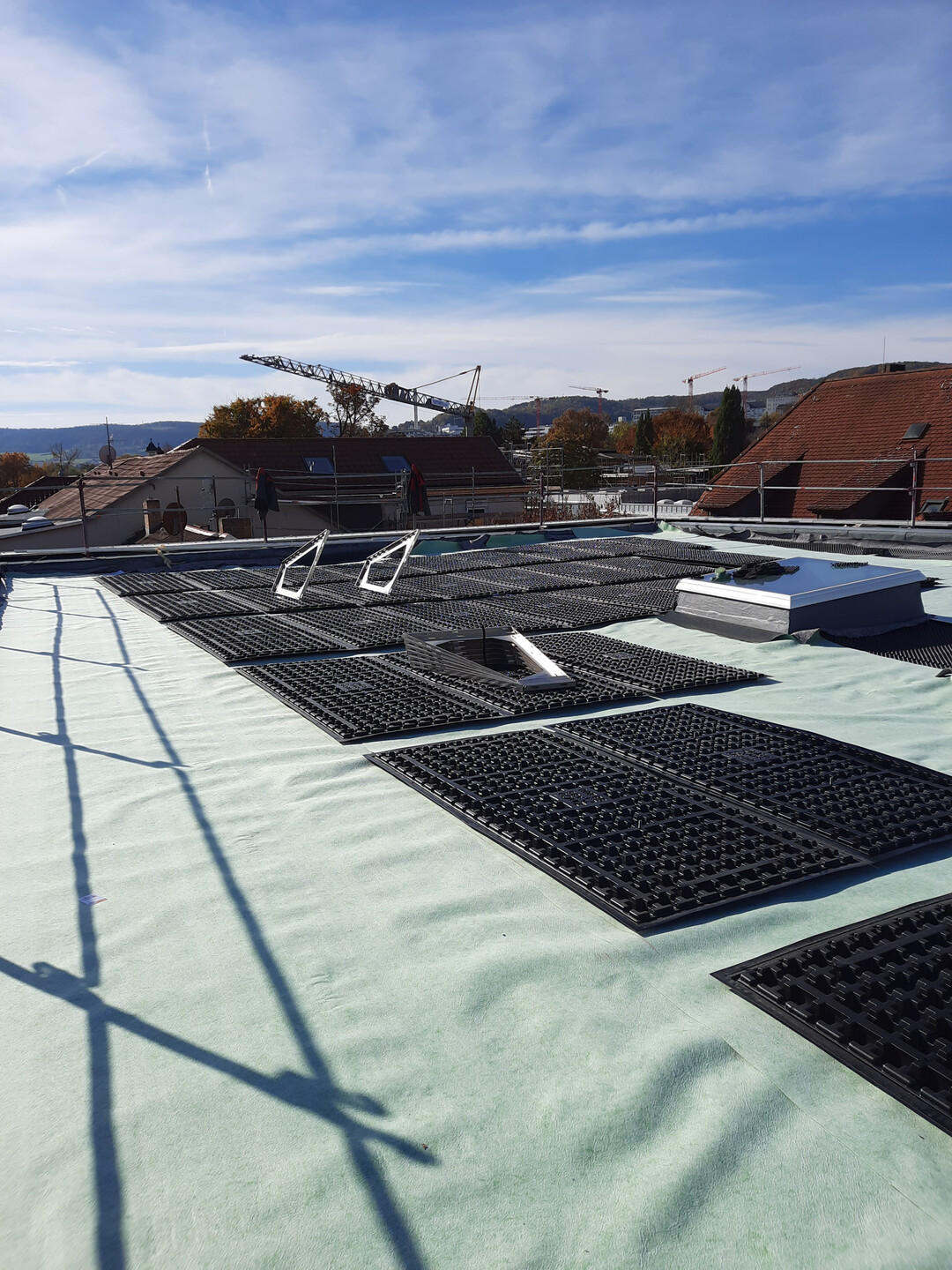 Die Solarbasisplattten SB 200 wurden auf der abgedeckten Dr�nschicht positioniert und mit den Solargrundrahmen best�ckt.