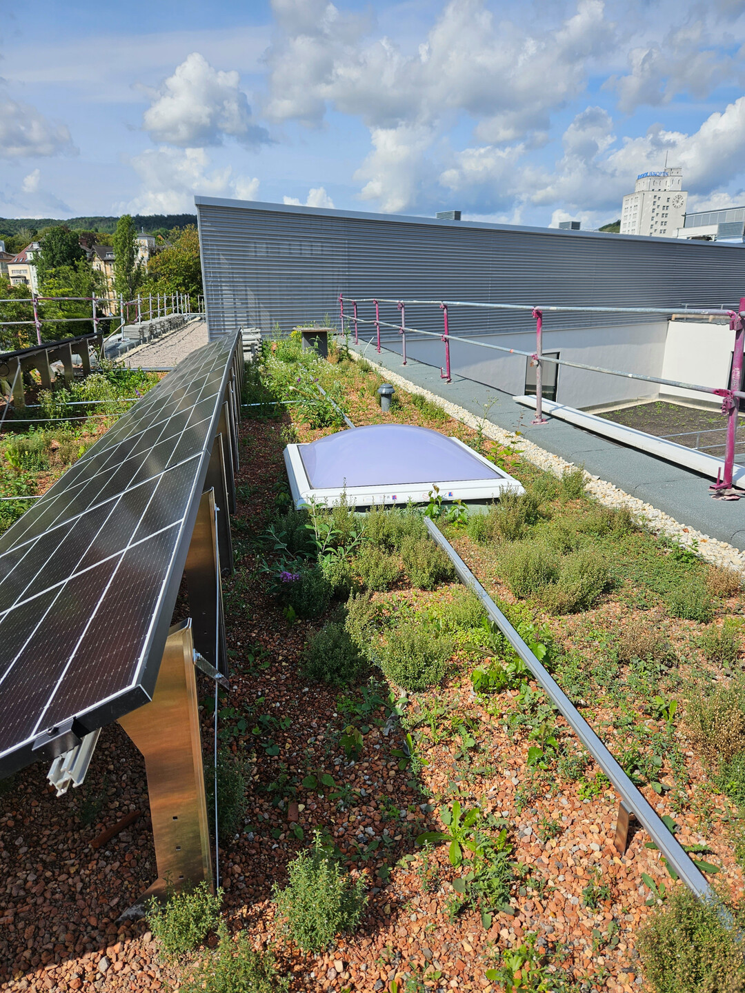 Sind die Schutzgelnder aus der Zeit der Bauausfhrung entfernt, werden Arbeiten unter Sicherung am umlaufenden Schienensystem Fallnet SR Rail durchgefhrt.