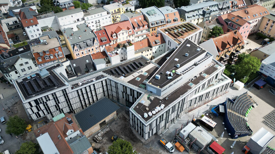 Das neue Geb�ude der Bibliothek und der B�rgerdienste Jena ist mit seinen genutzten Dachfl�chen ein kommunales Vorbildobjekt � im Luftbild noch ohne Bewuchs. 