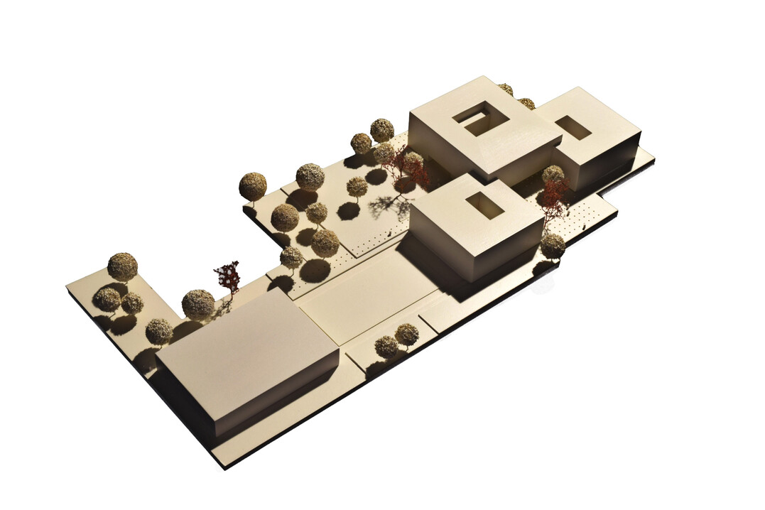 Das Ensemble umfasst ein Schulgeb�ude mit Sporthalle und dazugeh�rige Sport- und Freifl�chen.