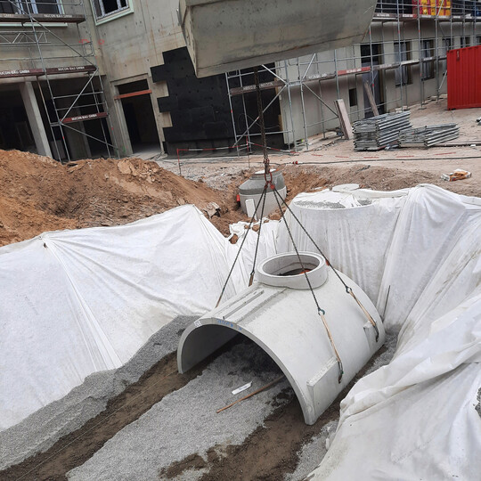 Die Montage der Sickertunnel wurde durch ihre Modulbauweise erleichtert.