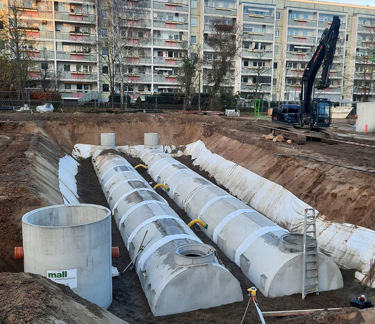 Die zwei parallel verlaufenden Sickertunnel unter dem zukünftigen Sportplatz der Schule. Vorne links im Bild ist einer der Filterschächte zu sehen.
