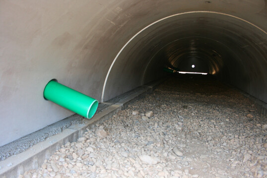 Die beiden Sickertunnel unter dem Sportplatz haben Verbindungsleitungen, sodass sich das Wasser gleichm��ig verteilt.