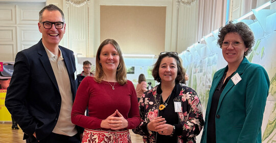 Freuen sich �ber den Siegerentwurf (v.l.): DBG-Gesch�ftsf�hrer Dr. Achim Schloemer,
Oberb�rgermeisterin Miriam Scherff, BUGA31-Gesch�ftsf�hrerin Susanne Brambora-Schulz
und Dezernentin Dr. Katrin Linthorst.