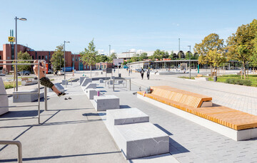 Eine Skate-Plaza und Parkour-Anlage definieren und dominieren die neue Platzmitte.