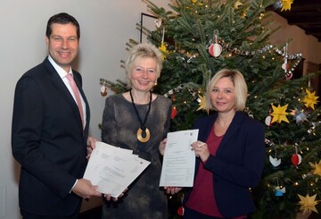 von rechts: Oberbrgermeister Thomas Eiskirch, Regierungsprsidentin Diana Ewert, Andrea Busche (SPD), Bezirksbrgermeisterin Bochum-Ost.