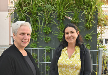 Der Paulus Tageskindergarten in Freiburg erhlt grne Wnde. Heidrun Buchmller, Leiterin der Kita (links) und Katinka Braun, Personal- und Marketingleiterin von flor design (rechts)