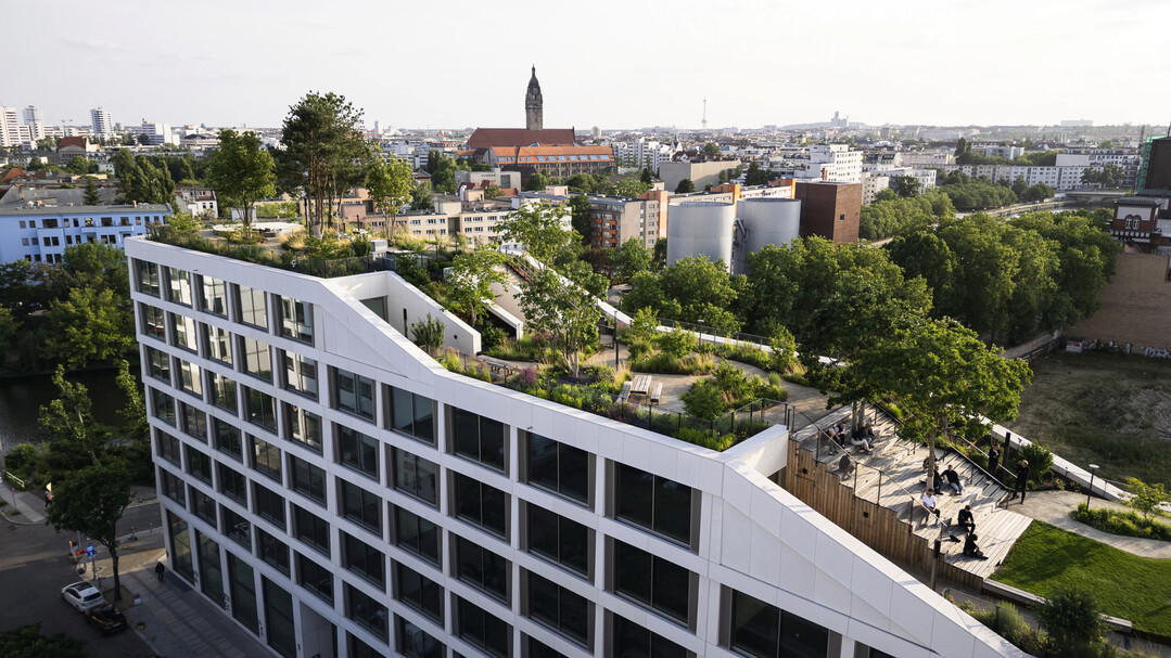 Blick auf den AREA Dachgarten: Eine �ber 2.000�m� gro�e Parklandschaft mit Blick �ber Berlin