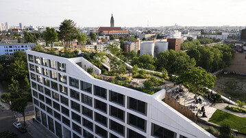Blick auf den AREA Dachgarten: Eine �ber 2.000�m� gro�e Parklandschaft mit Blick �ber Berlin